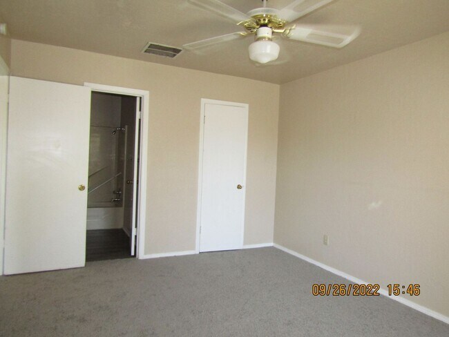 Building Photo - Very nice home located in the Rolling Hill...