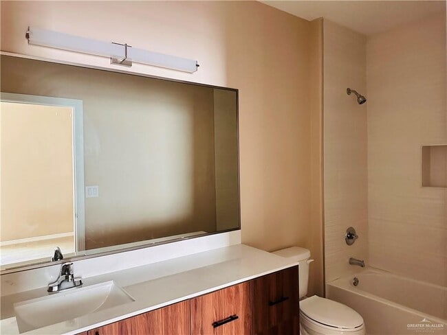 Building Photo - 11 W Driftwood St