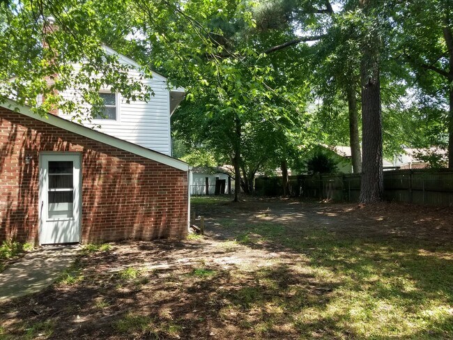 Building Photo - TRI-LEVEL HOME WITH GARAGE AND LARGE FENCE...