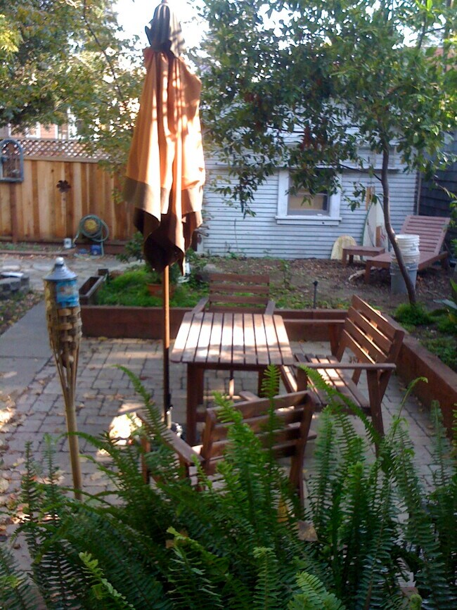 Building Photo - 1534 Benton St