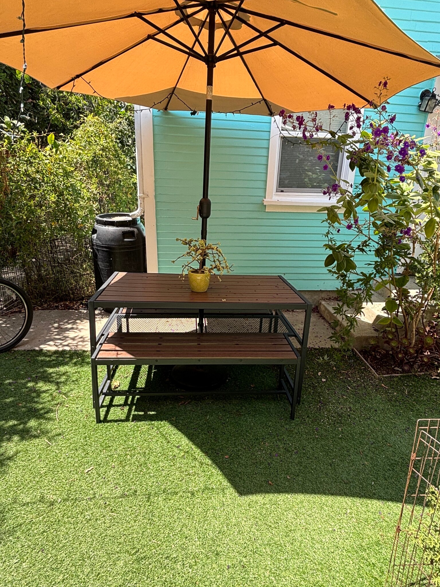 Area for Seating / entertainment - 912 1/2 California Ave