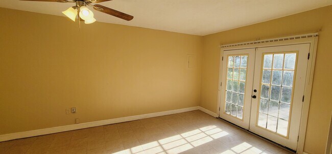 Building Photo - 5889 Cypress Cir