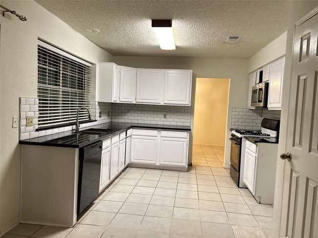 Building Photo - 3106 Rimrock Dr