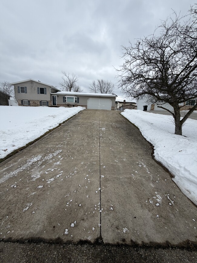 Building Photo - 3452 Kalurah St NE