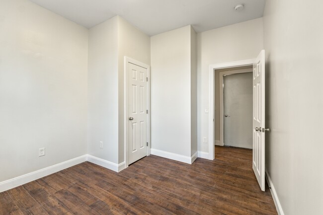 Building Photo - 307 Taylor Ave