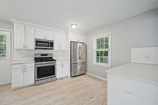 Building Photo - Modern 2 bed 1 bath home with fenced yard in Hampton