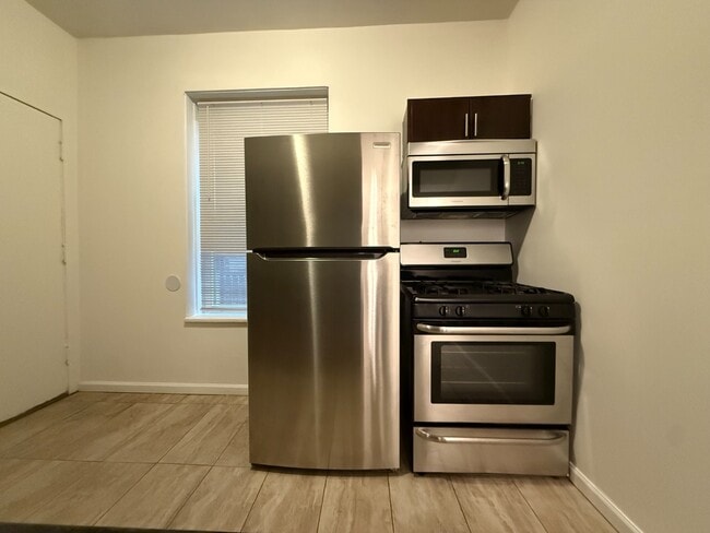 Building Photo - Rogers Park 2 Bed 1 Bath/ Dog Friendly / First Floor Unit