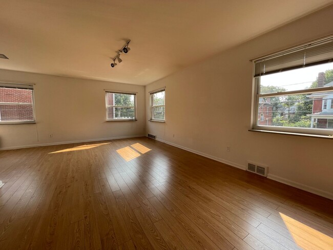 Building Photo - Lovely Apartment in Highland Park!  Availa...