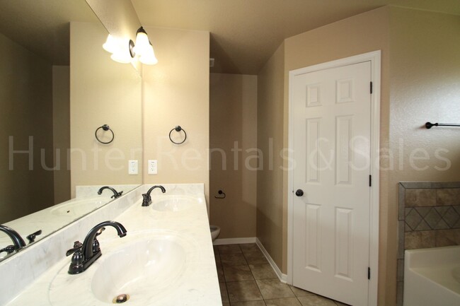 Building Photo - Spacious Three-Bedroom!
