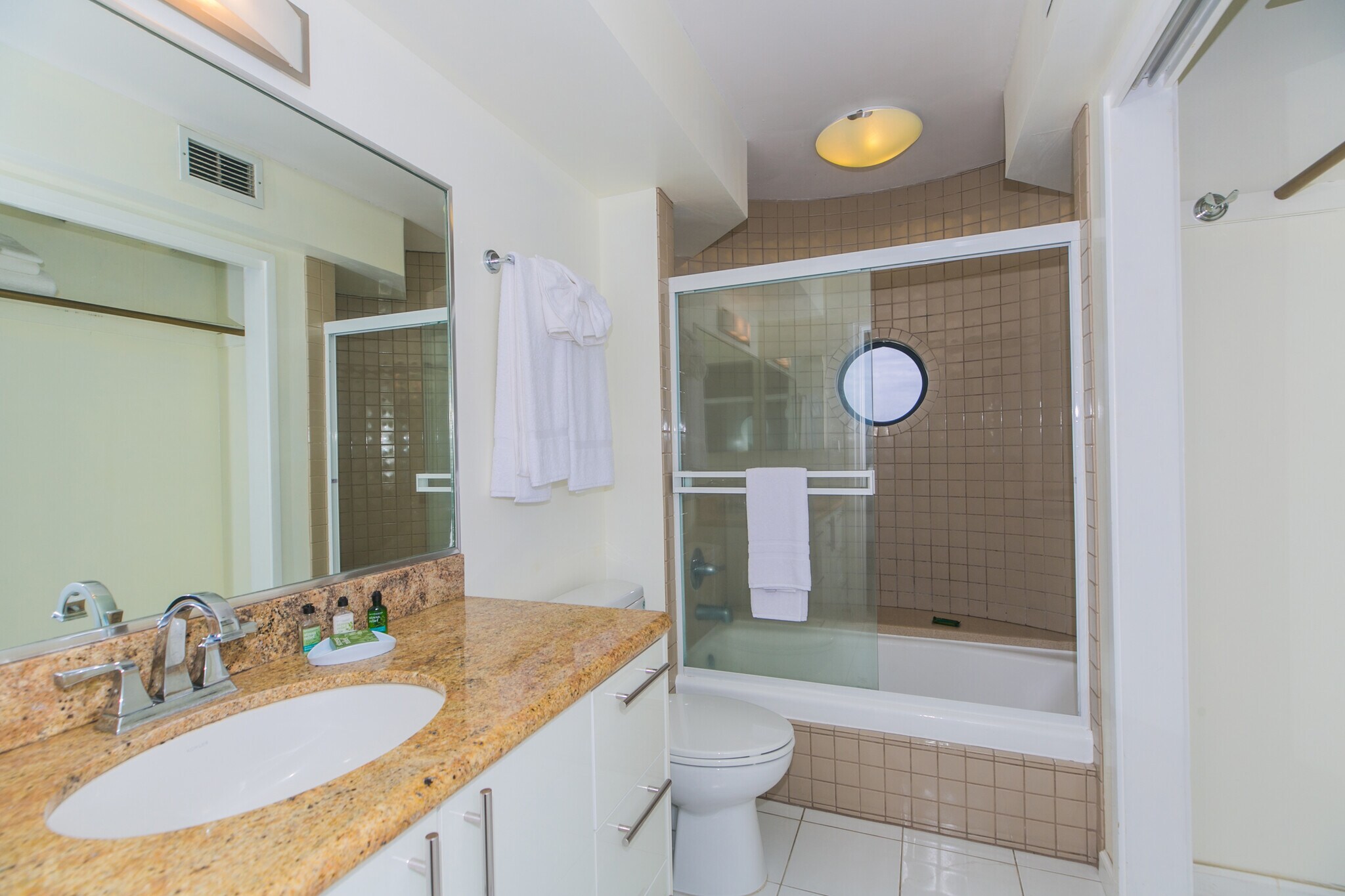 Full bathroom - 1910 Ala Moana Blvd