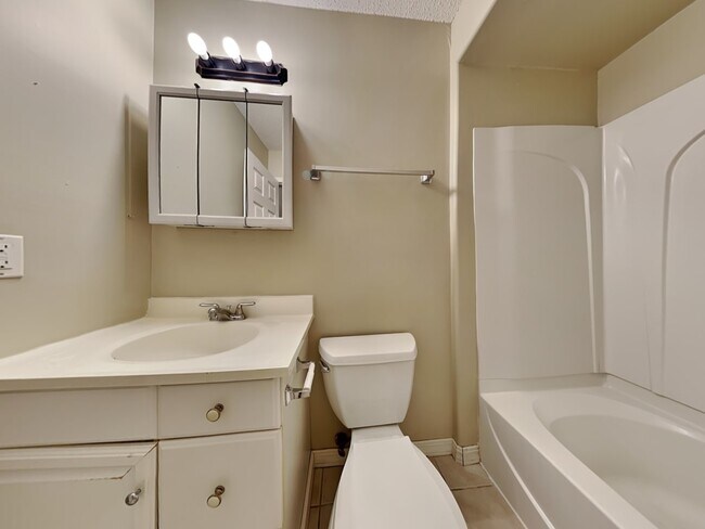 Building Photo - 1933 Mathias Rd