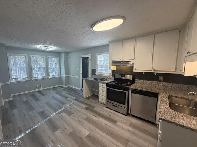 Building Photo - 212 Regal Way W