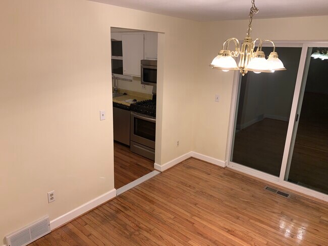 Building Photo - 4268 Sample Ct