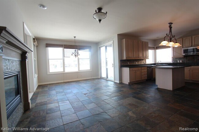 Building Photo - 18547 Clairmont Cir E