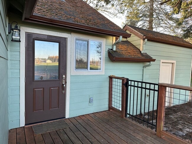 Building Photo - Updated House on 1/2 an Acre Near Spongs Landing Park! Pet Friendly!