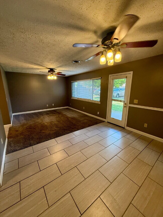 Building Photo - 2 Bedroom Townhome in Greenbrier