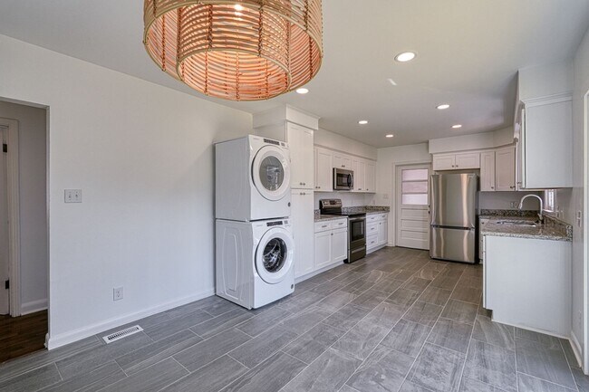 Building Photo - 118 1st Ave