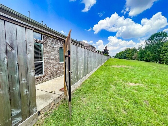 Building Photo - 10940 Chazenwood Dr