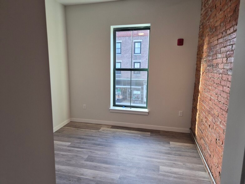 Building Photo - 36 Pleasant St