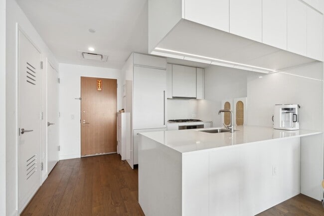 Building Photo - 99 Hudson St