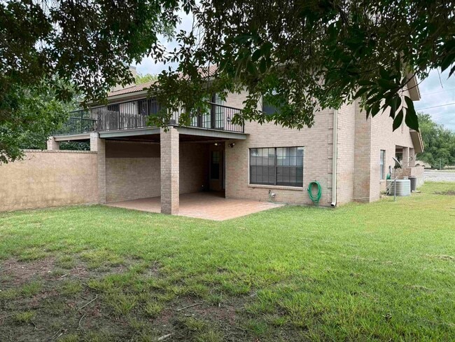 Building Photo - 737 Lago Vista Dr