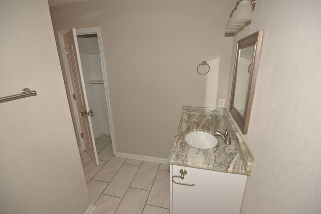 Building Photo - Spacious Single Family w/ Two Master Suites