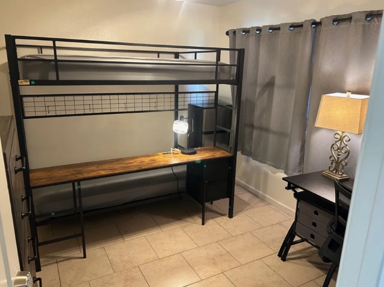 Building Photo - 0 E Newlove Dr