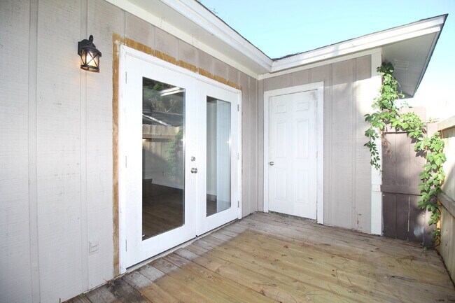 Building Photo - 2BR/1BA Apartment with Wood-Look Flooring,...