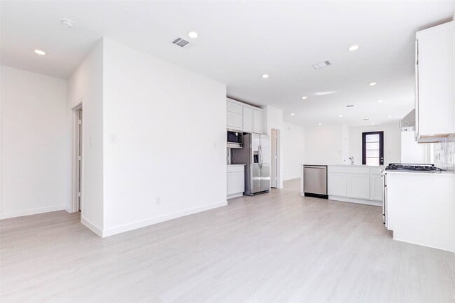 Building Photo - 27410 Sweetwater Bay Dr