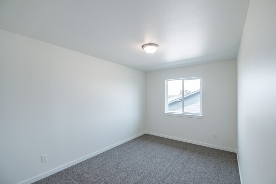 Building Photo - 400 Wagon Wheel Dr