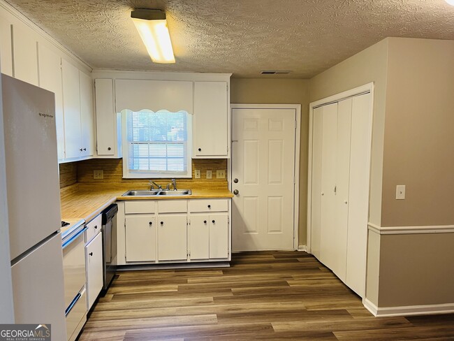 Building Photo - 10 Fredda Ln