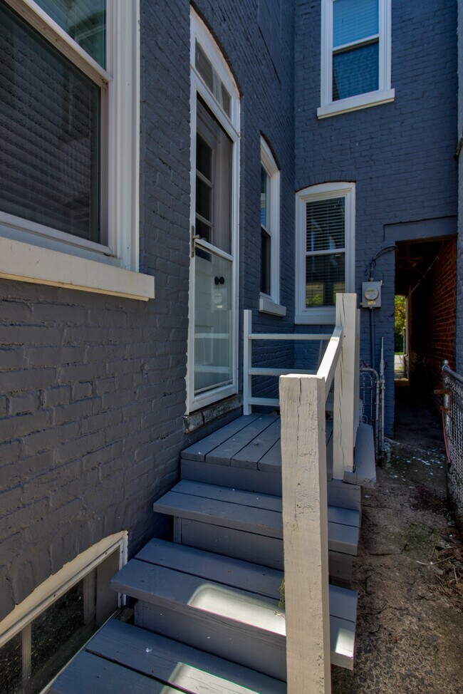 Building Photo - 1115 Frances Ave