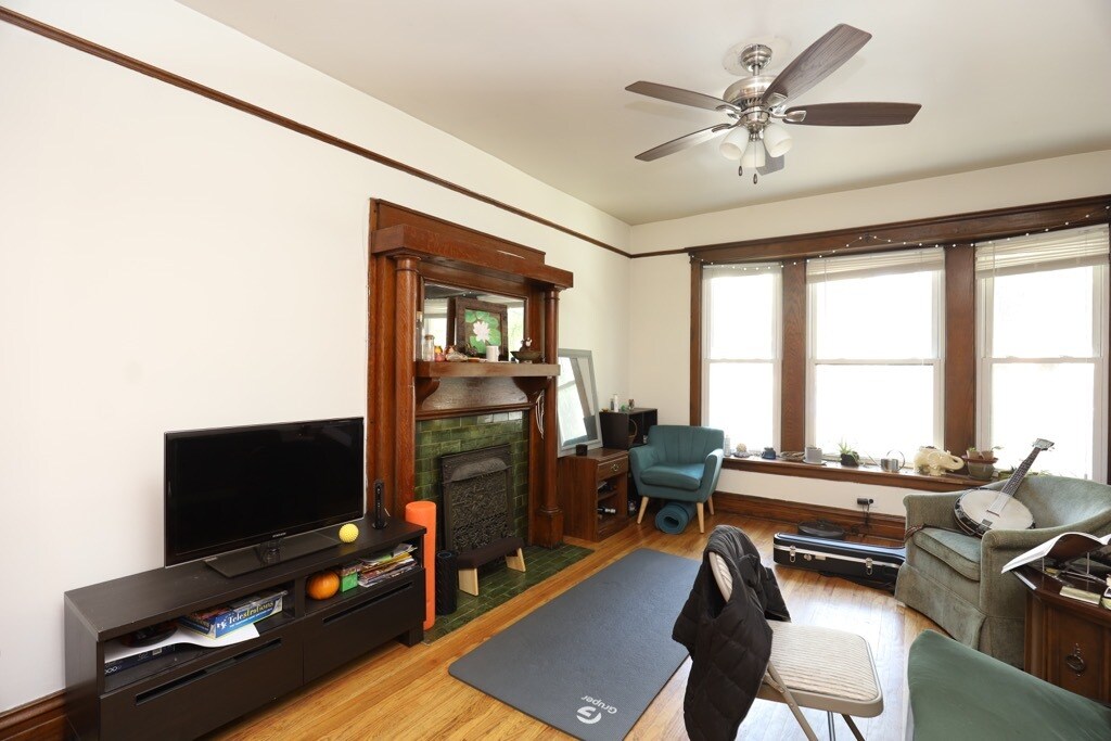 Building Photo - 2774 N Kenmore Ave
