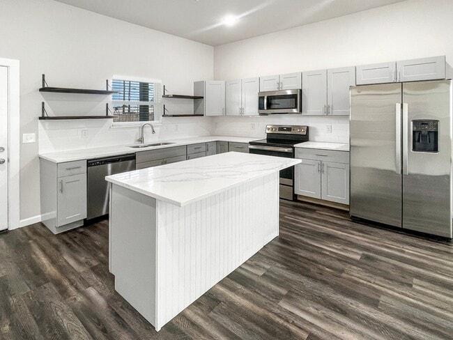 Building Photo - 3215 Chenault St