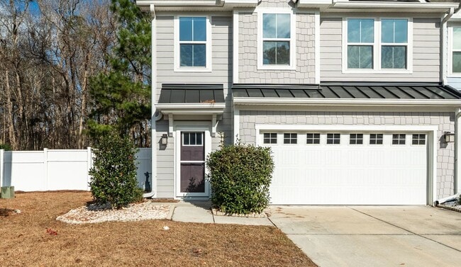 Building Photo - Relaxed Summerville Living Starts Here!