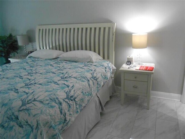 Building Photo - 4540 N Ocean Dr