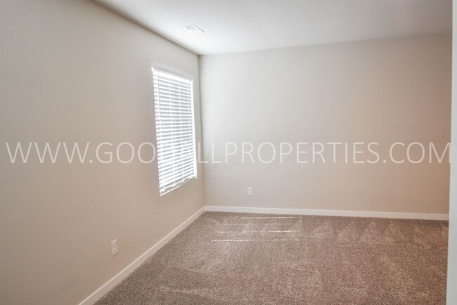 Building Photo - 3 Bedroom 2.5 Bath Townhome in Waukee.