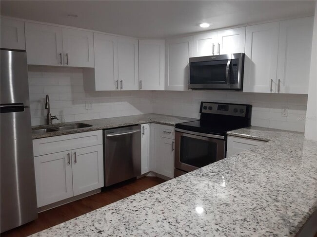 Building Photo - 824 Town Cir