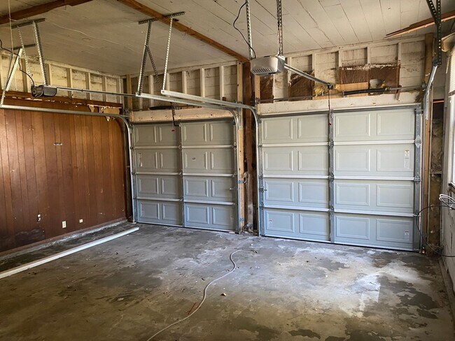 Building Photo - 3/2/2 in Convenient Denison Location