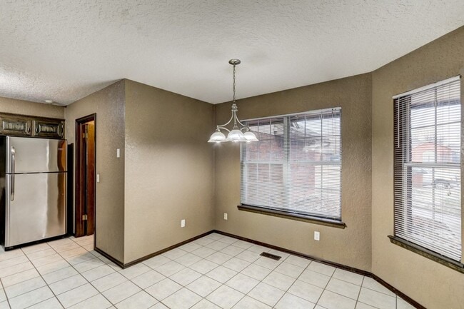 Building Photo - 3 bed 2 bath home in Edmond