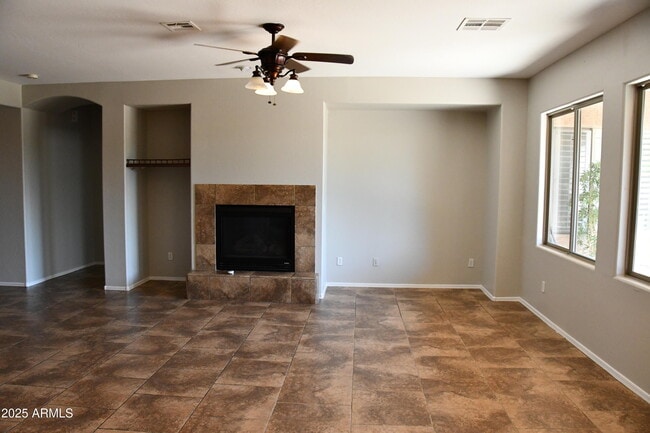 Building Photo - 2219 W Spur Dr