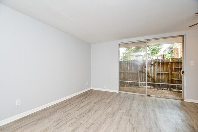 Building Photo - 2822 Briarhurst Dr