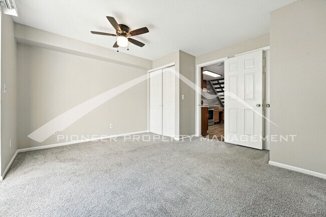 Building Photo - Spacious Condo with Washer/Dryer and Centr...