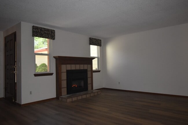 Building Photo - GREAT 3 BEDROOM/2 BATHROOM TOWNHOME WITH NEW PAINT & FLOORING. AVAILABLE 5/23.