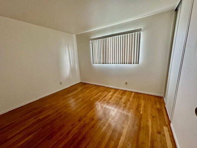 Building Photo - Move in ready home! Perfectly located on t...