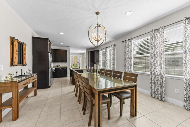 Building Photo - 350 Lasso Dr