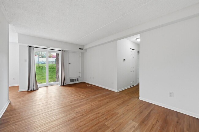 Building Photo - 2 Bedroom 1 Bathroom first floor Goshen Valley flat!