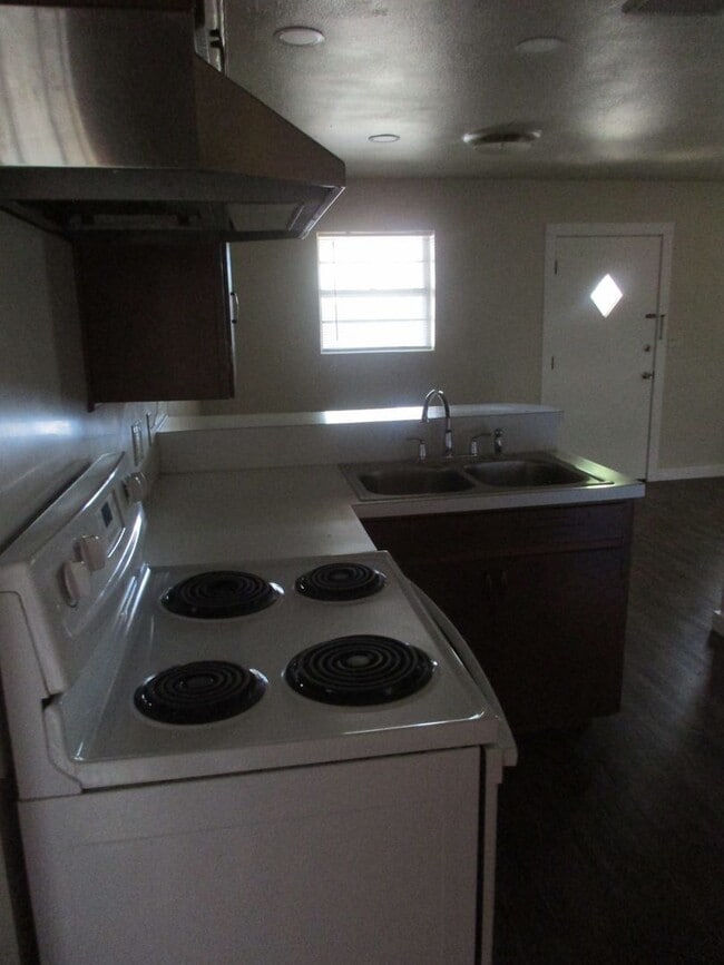 Building Photo - 1/1 Duplex with Carport