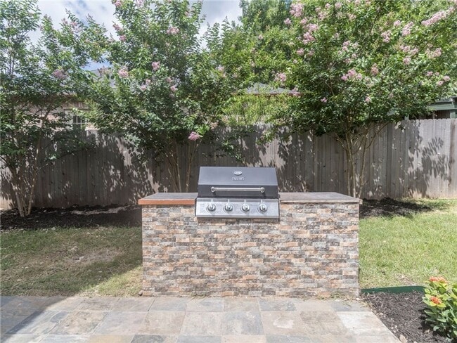 Building Photo - Gorgeous 3 bedroom, 2 story home!