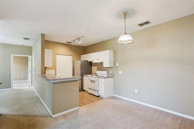 Building Photo - 825 Grand Regency Pointe